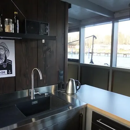 Bådhotel Hausboot Daenholm