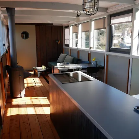 Hausboot Daenholm Botel *