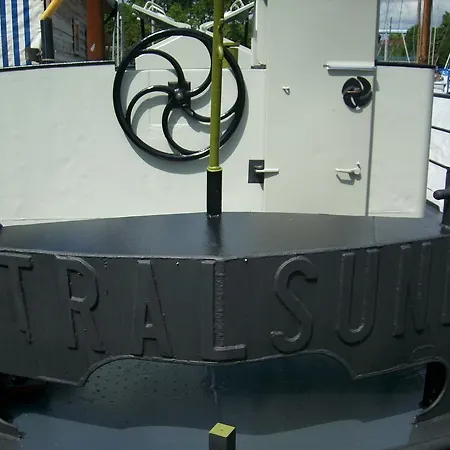 Bådhotel Hausboot Daenholm