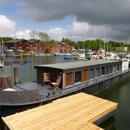 Bådhotel Hausboot Daenholm *