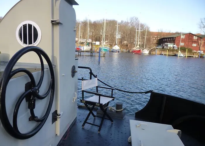 Hausboot Daenholm * شترالسوند