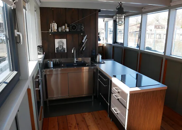 بوتيل Hausboot Daenholm شترالسوند