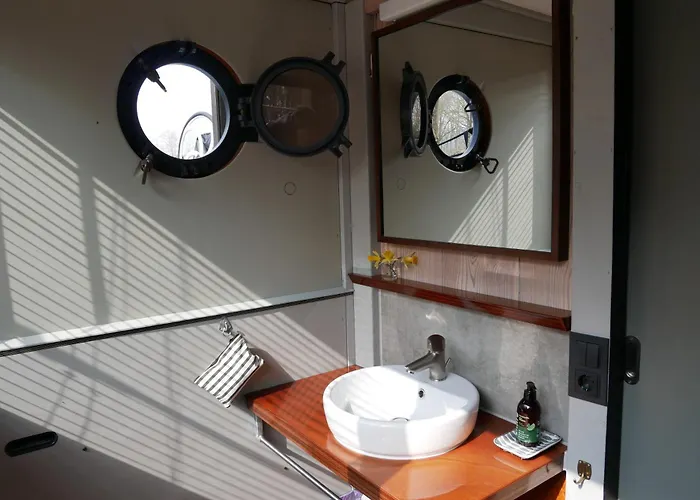 Hausboot Daenholm * شترالسوند