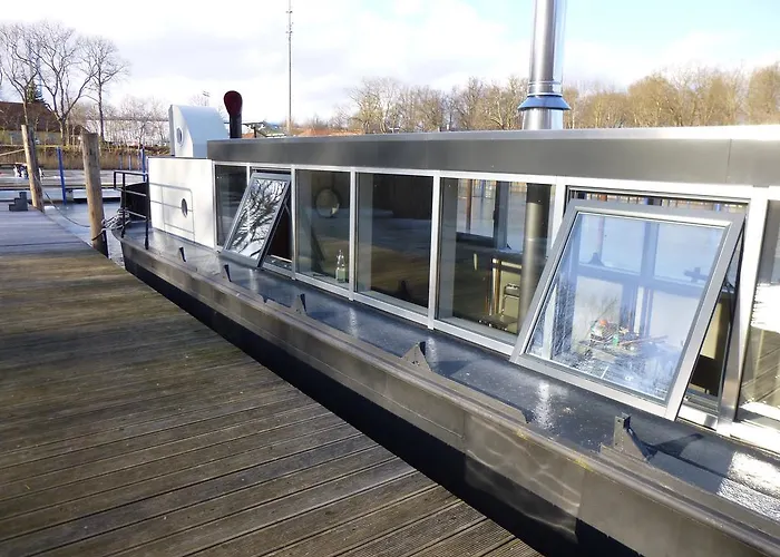 Hausboot Daenholm بوتيل *