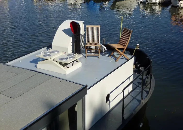 بوتيل Hausboot Daenholm شترالسوند